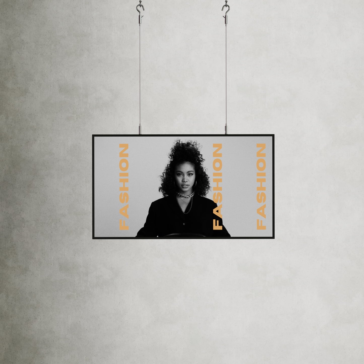 43-inch narrowcasting scherm met 3000 nits helderheid, ingebouwde Android-player, portretoriëntatie en compatibel met VESA-beugels voor horizontale en verticale montage in etalages en digitale displays. Scherm laat fashion reclame zien.