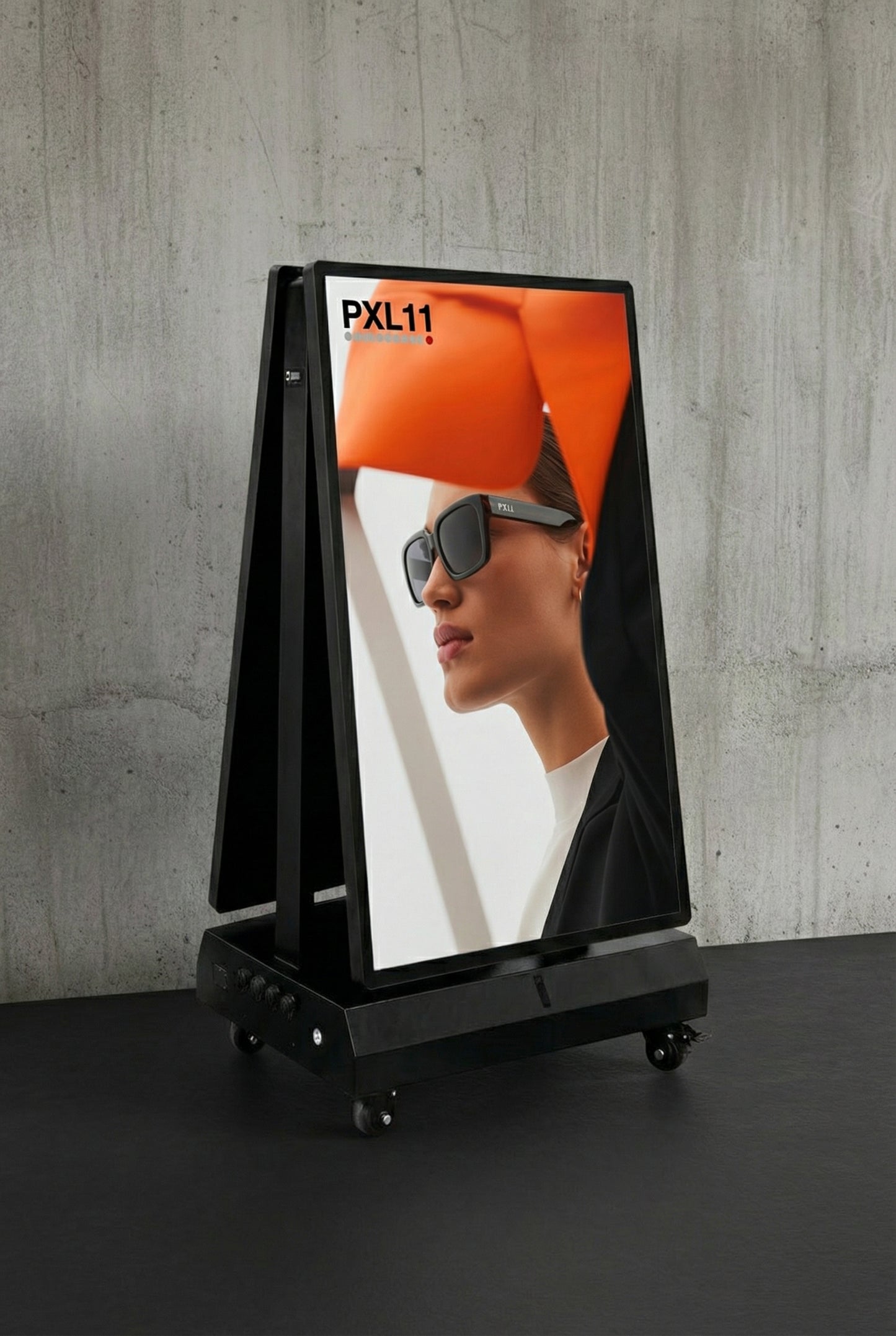 Verrijdbaar digitaal stoepbord op batterij met CATL lithium-ion accu voor 14 uur draadloze promotie.