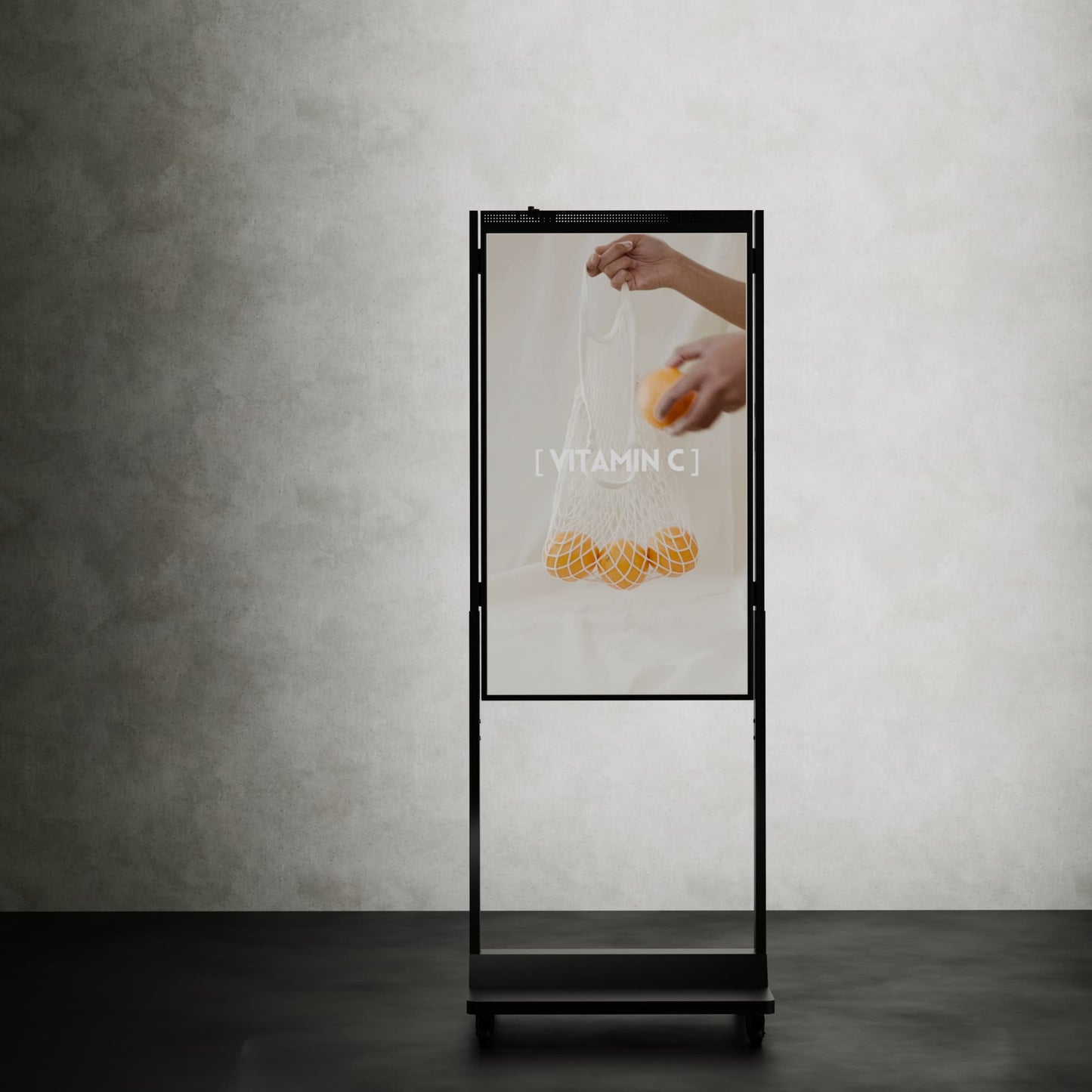 49-inch verticaal geplaatst scherm met een voet op wielen voor eenvoudig verplaatsen.