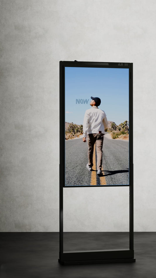 49-inch digital signage scherm vertikaal met reclame, geplaatst op een smalle voetsteun