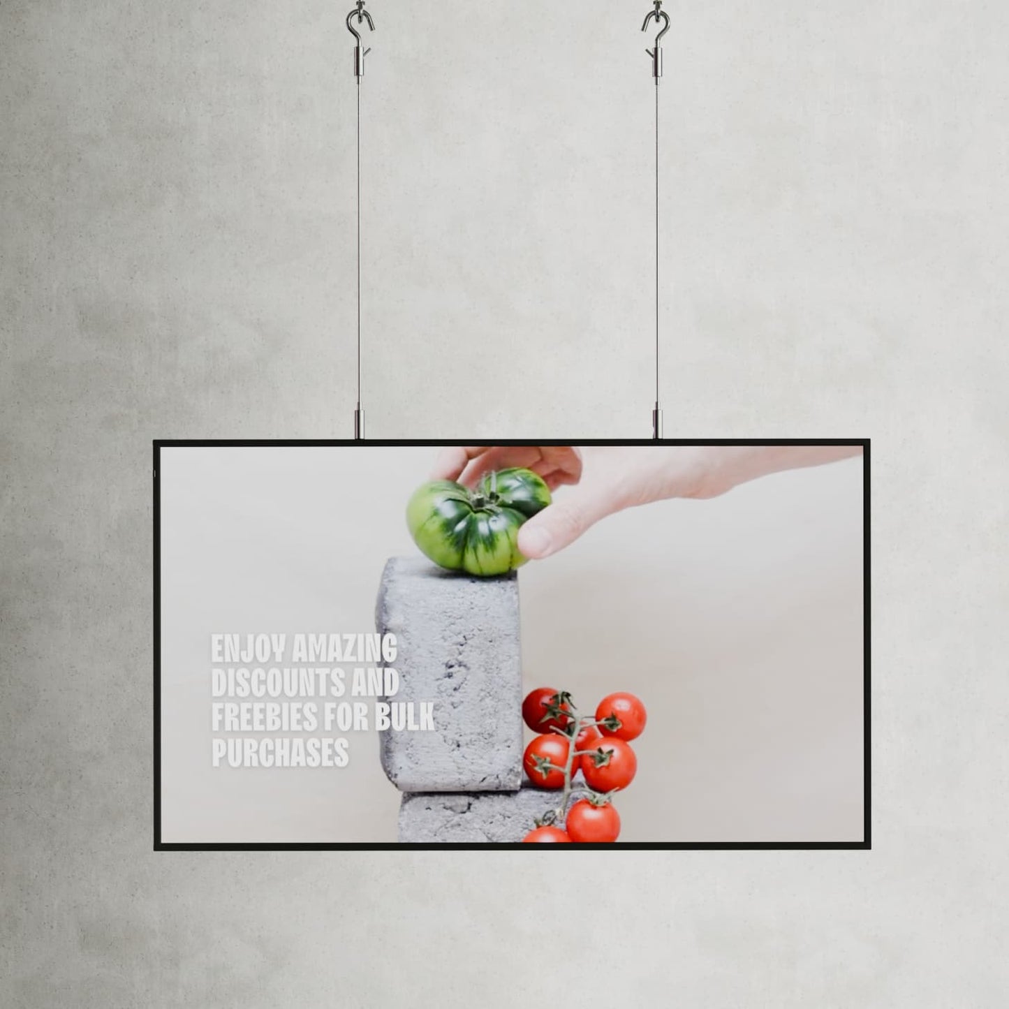 Commercieel 49 inch narrowcasting scherm met groente reclame idee voor supermarkten.