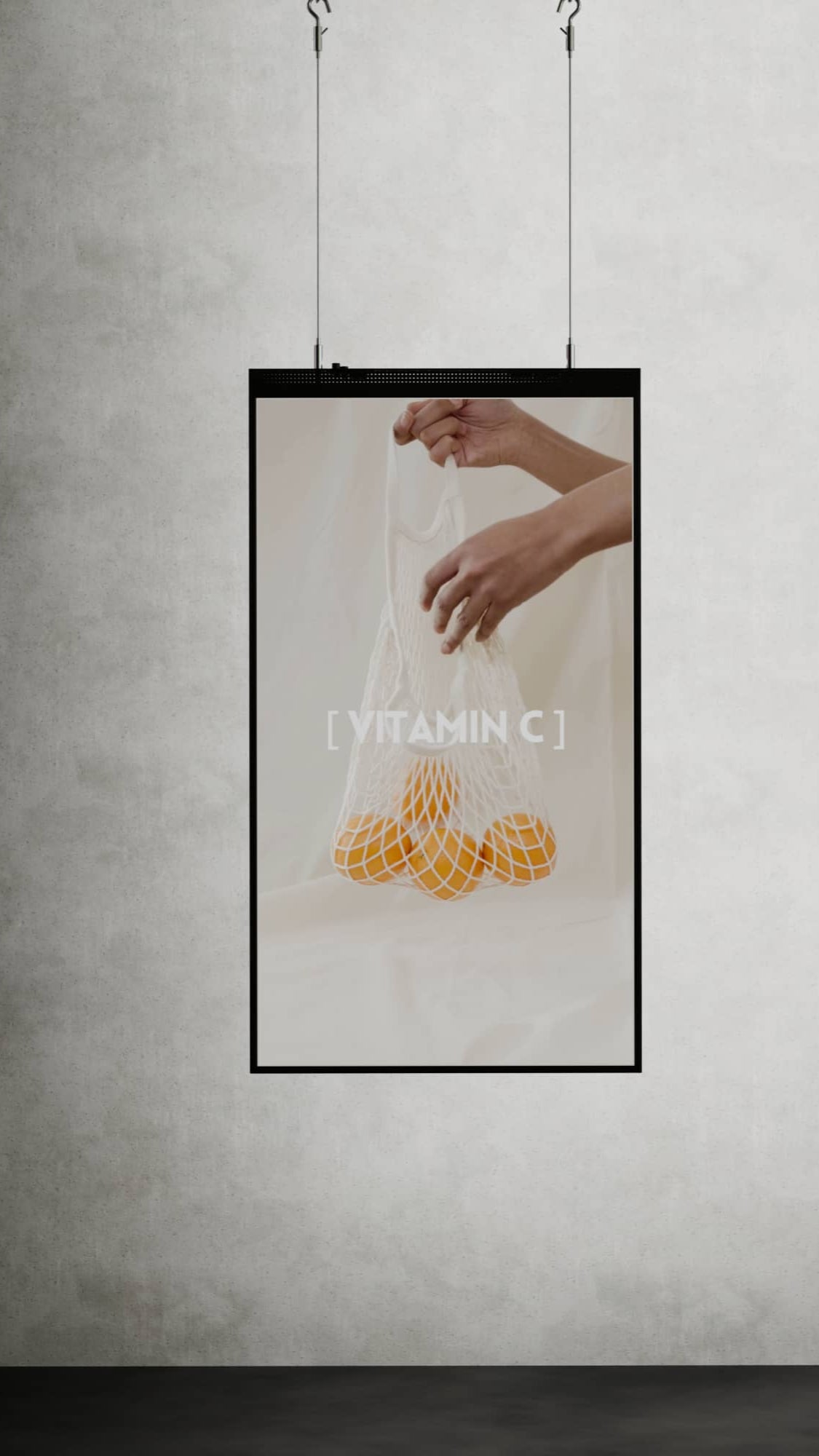 Opvallend 55-inch verticaal digital signage scherm aan kabels met ingebouwde Android-player en cloud-gebaseerde software, in een hoogte verstelbaar frame geschikt voor plafondmontage.