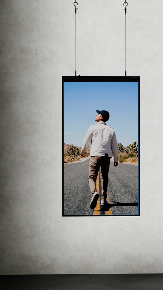 55-inch verticaal narrowcasting scherm met 3000 nits helderheid en cloud-gebaseerde narrowcasting software