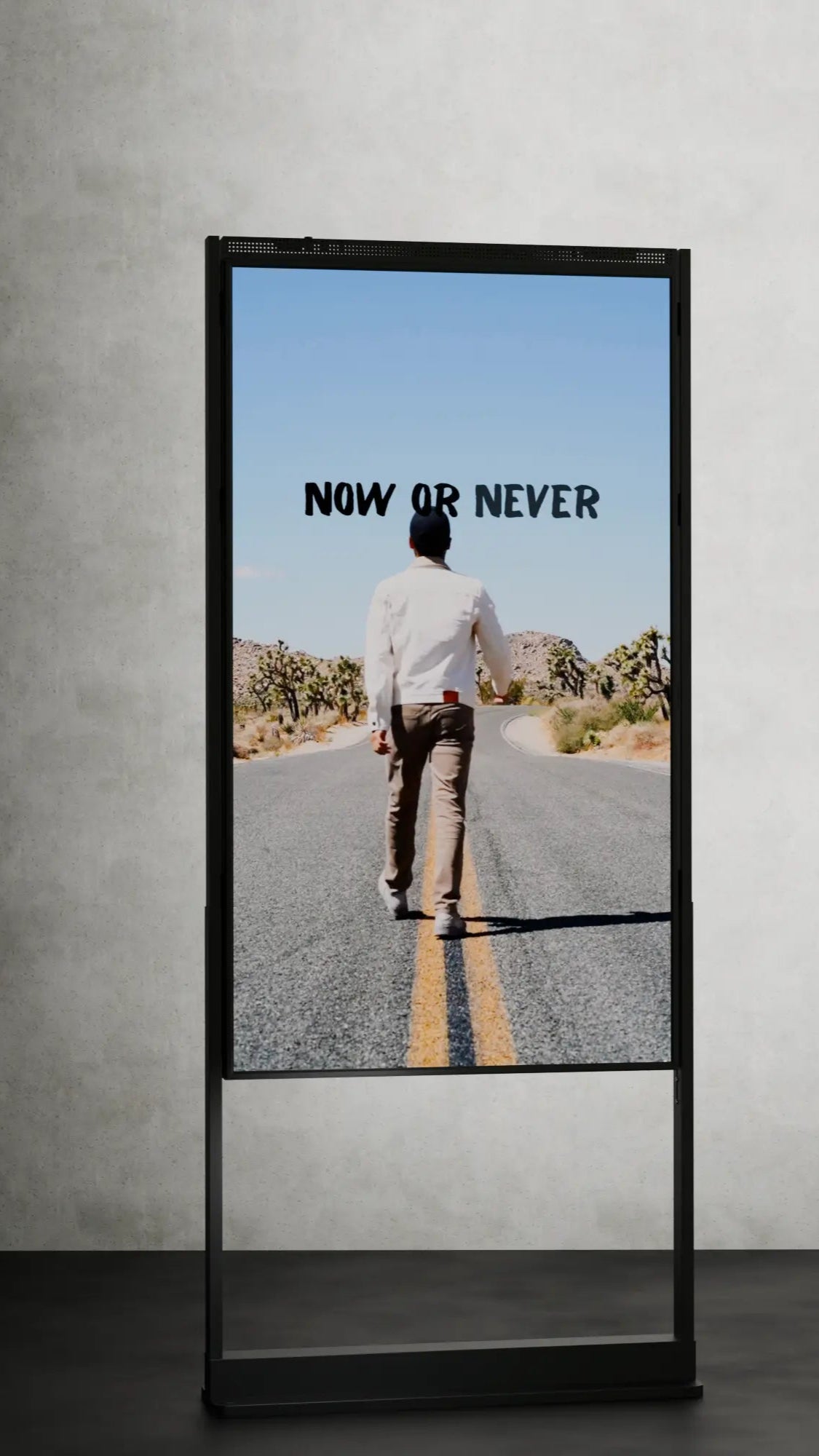 65 inch High Brightness LCD Narrowcasting Display op baseplate - staand - portret oriëntatie - 3000 Nits