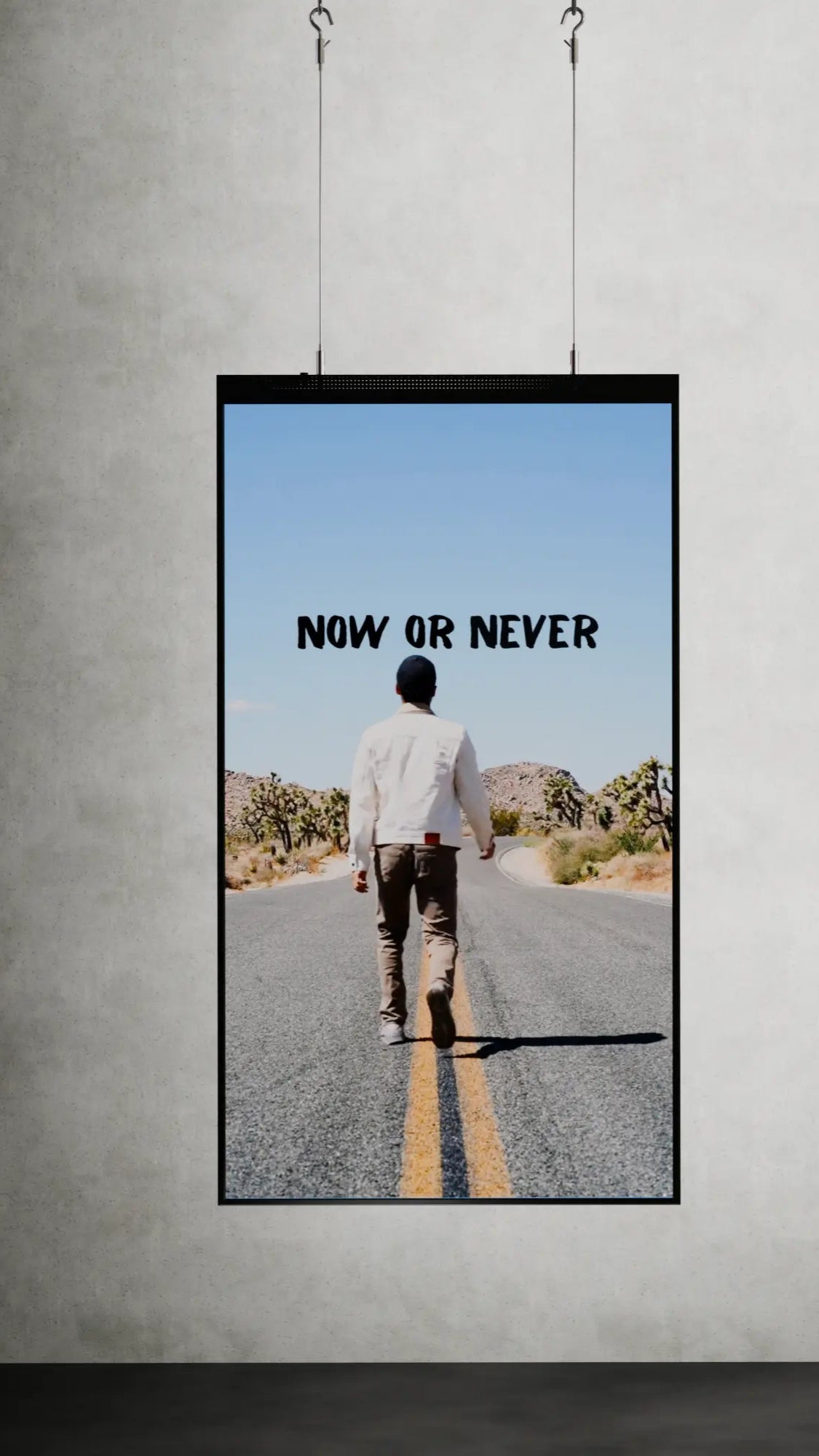 65-inch scherm hangend aan kabels, eenvoudig in hoogte verstelbaar, met narrowcasting software op een Android-player.