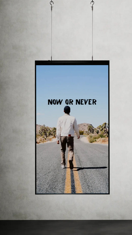 65-inch scherm hangend aan kabels, eenvoudig in hoogte verstelbaar, met narrowcasting software op een Android-player.