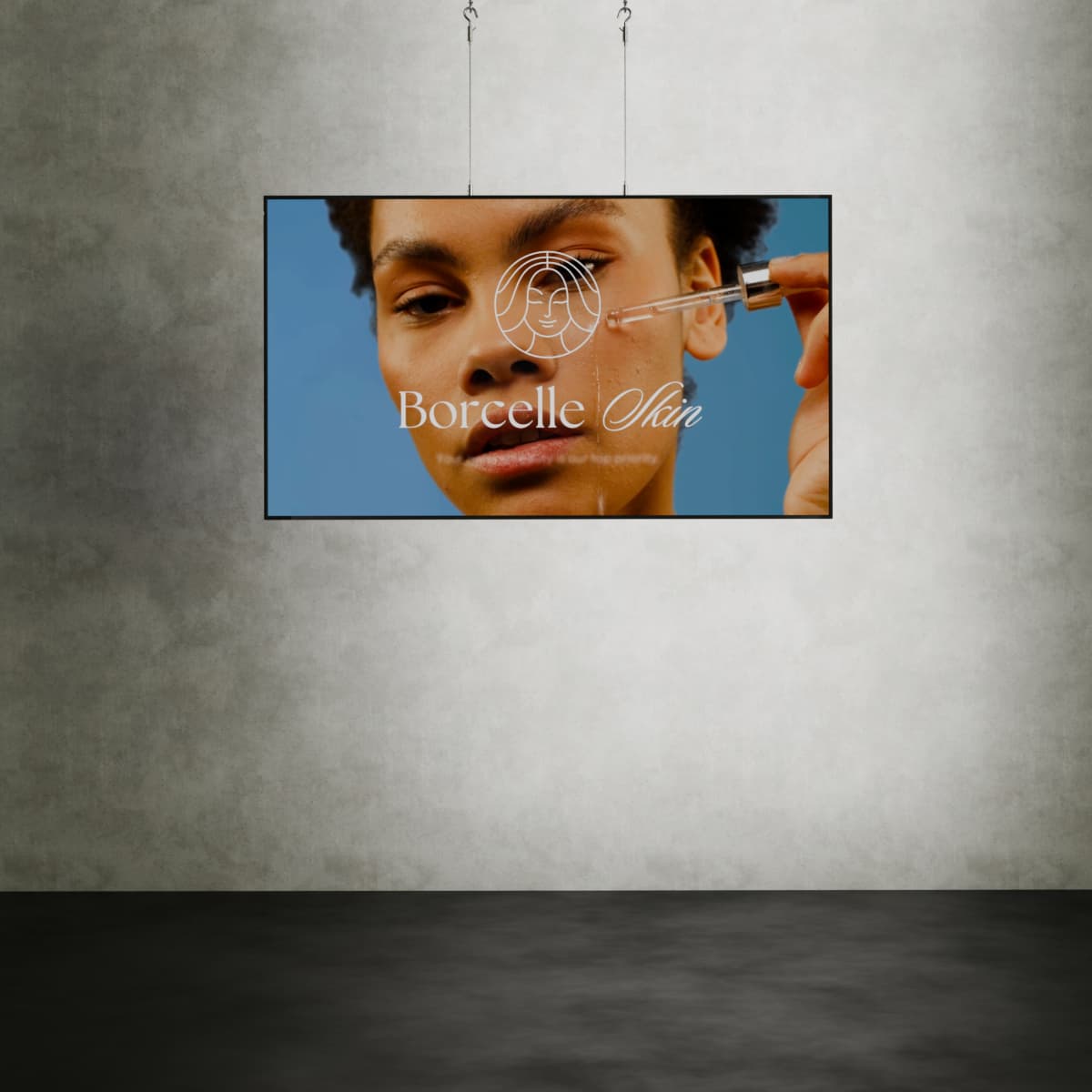 Close-up van een 75-inch scherm opgehangen aan stevige kabels, met een opvallende advertentie zichtbaar op het scherm