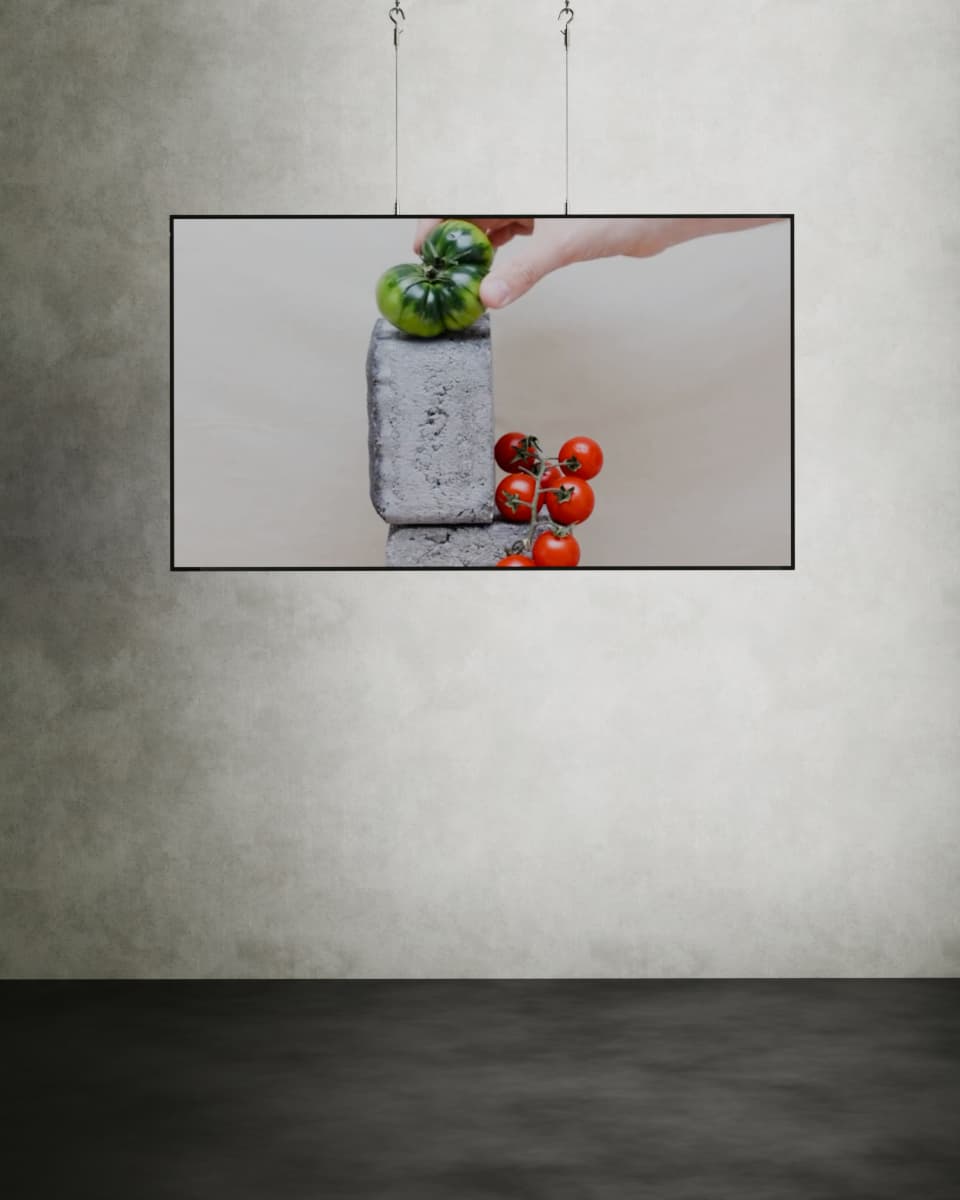 4K 75-inch narrowcasting etalagescherm, 3000 nits helderheid, horizontaal gemonteerd met kabels voor gebruik in etalages.