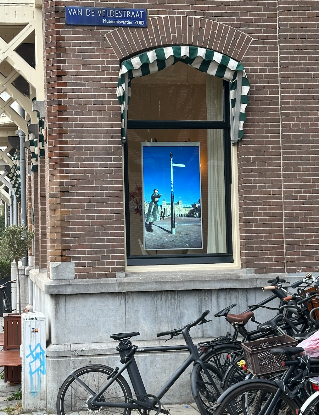 55 inch high-brightness etalagescherm bij Nomos Real Estate in Amsterdam