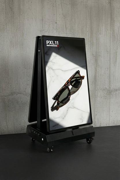 Digitaal accu stoepbord voor buiten, 43 inch dubbelzijdig display met een luxe zwarte afwerking.