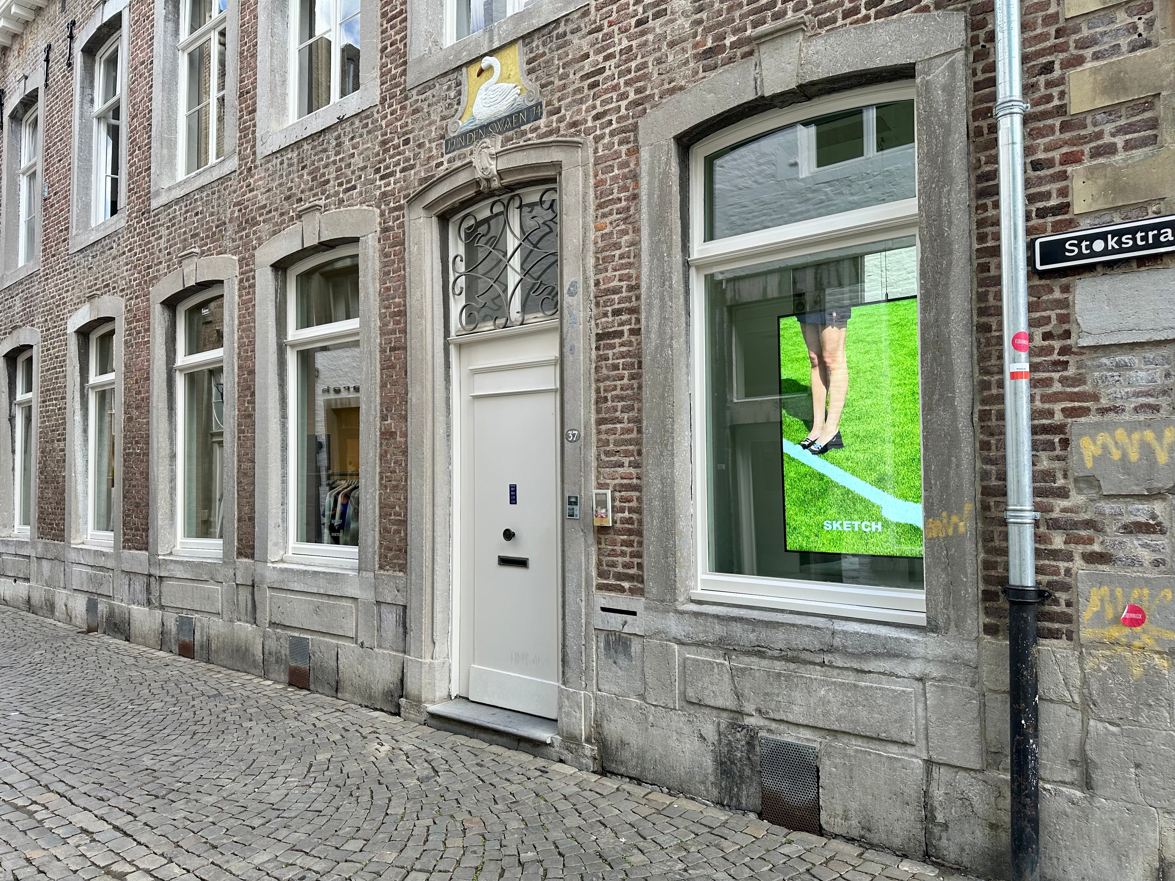 Bij Sketch in Maastricht wordt een 65-inch high brightness etalagescherm van PXL11 ingezet om de winkel zichtbaar te maken, zelfs bij fel zonlicht. Dit scherm heeft een helderheid van 3000 nits, wat zorgt voor uitstekende zichtbaarheid in etalages