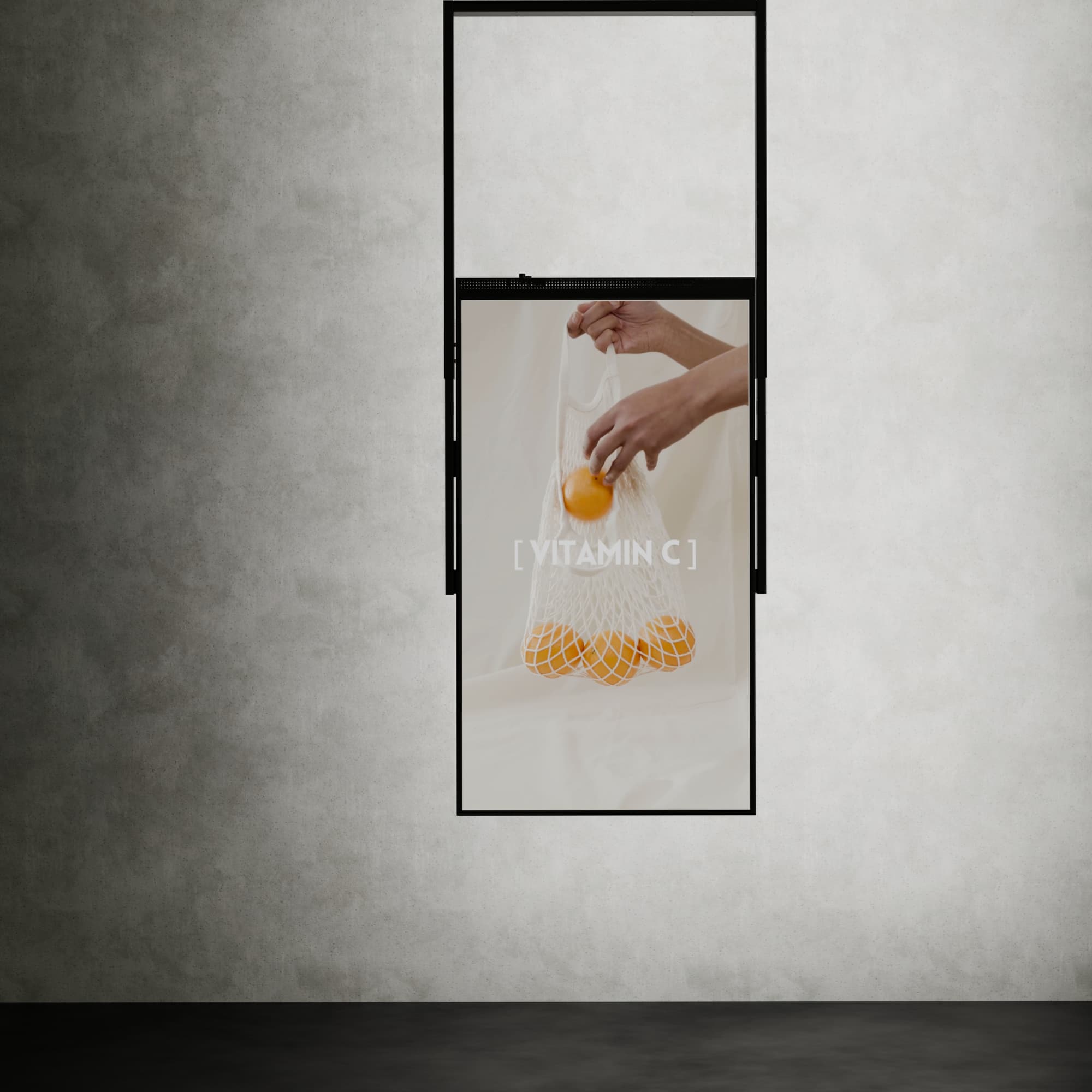 55-inch hangend scherm aan een verstelbare beugel, in hoogte aanpasbaar voor optimale zichtbaarheid en flexibiliteit in presentatie.