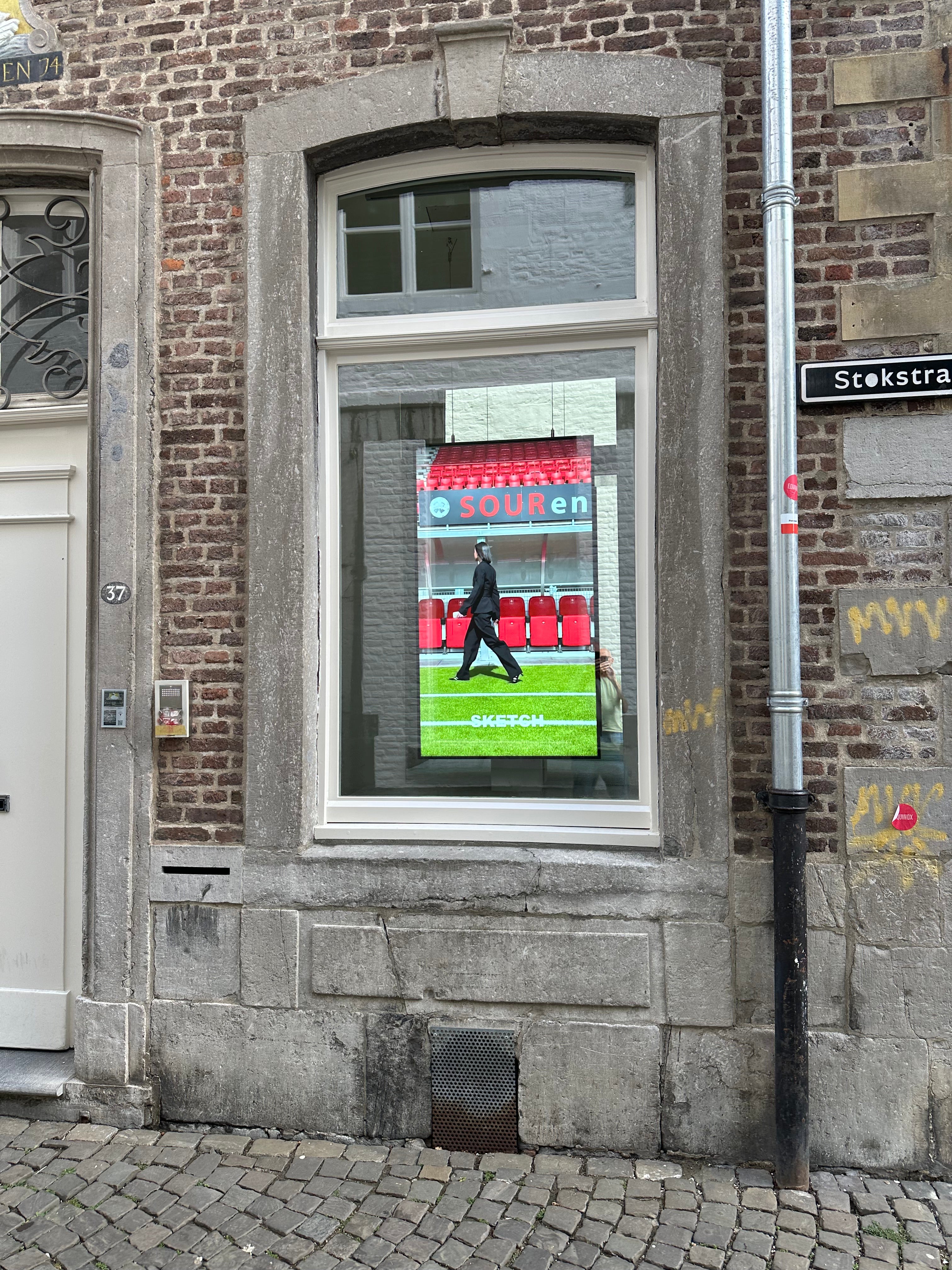 Bij Sketch in Maastricht wordt een 65-inch high brightness etalagescherm van PXL11 ingezet om de winkel zichtbaar te maken, zelfs bij fel zonlicht. Dit scherm heeft een helderheid van 3000 nits, wat zorgt voor uitstekende zichtbaarheid in etalages