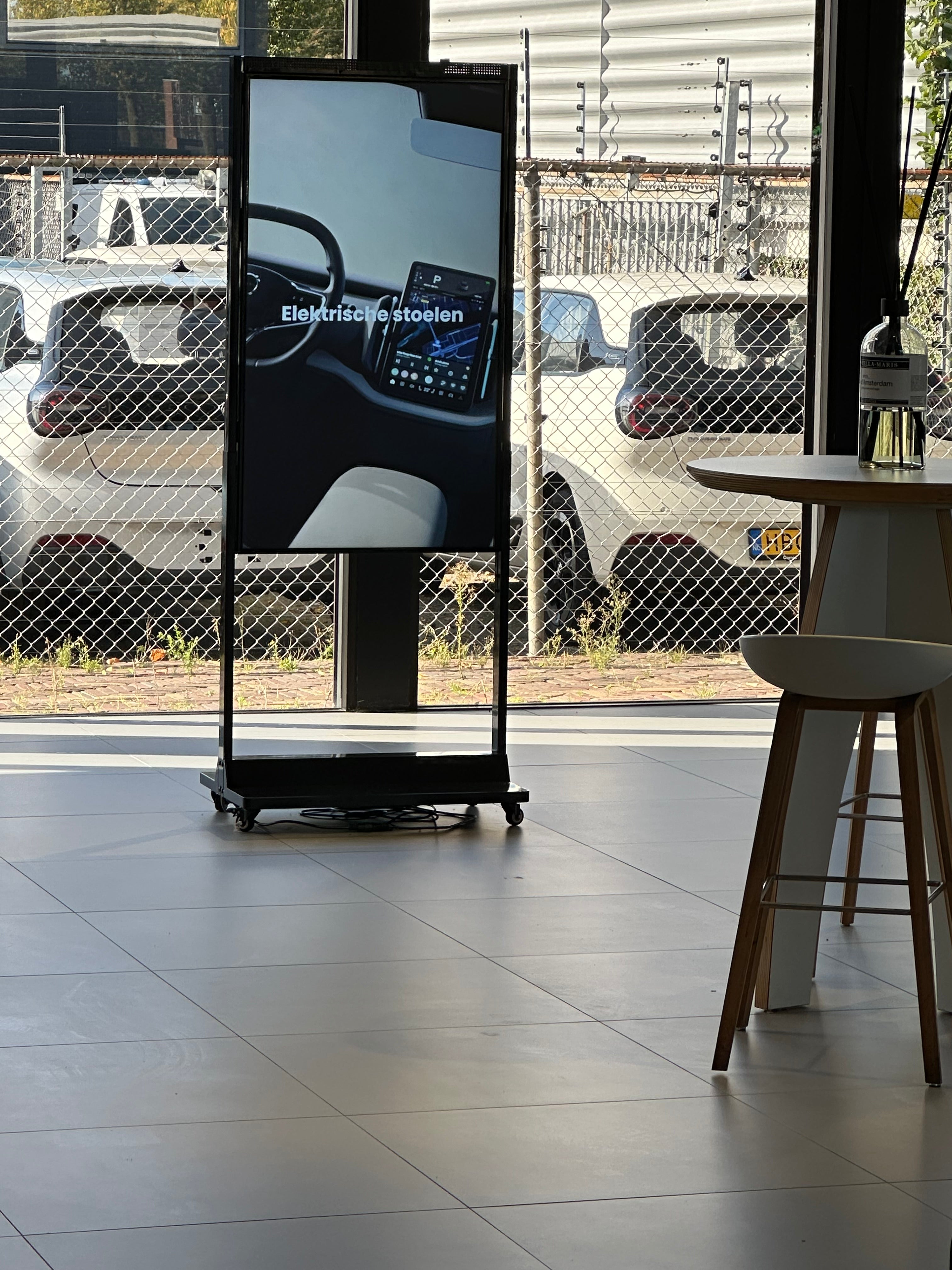 Bij Comma in Gent wordt een 55-inch high brightness etalagescherm van PXL11 ingezet om de winkel zichtbaar te maken, zelfs bij fel zonlicht. Dit scherm heeft een helderheid van 3000 nits, wat zorgt voor uitstekende zichtbaarheid in etalages