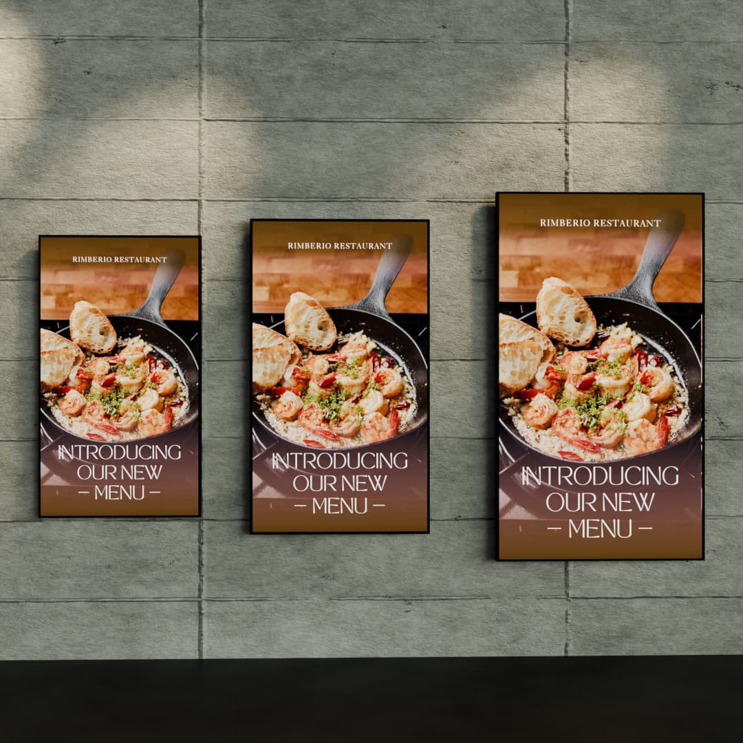 Drie digitale reclame schermen die dynamische en heldere visuals tonen in een moderne commerciële omgeving. De schermen zijn strategisch geplaatst voor maximale zichtbaarheid en trekken de aandacht van voorbijgangers met levendige kleuren en opvallende advertenties