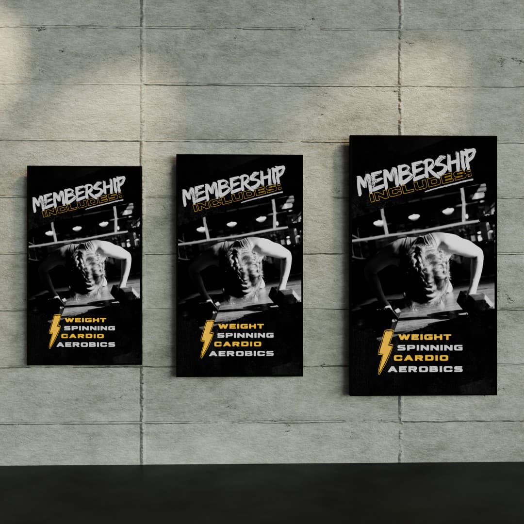 Drie digitale reclame schermen tonen levendige advertenties voor een sportschool, met motiverende beelden van fitness en groepslessen, geplaatst in een moderne commerciële omgeving.