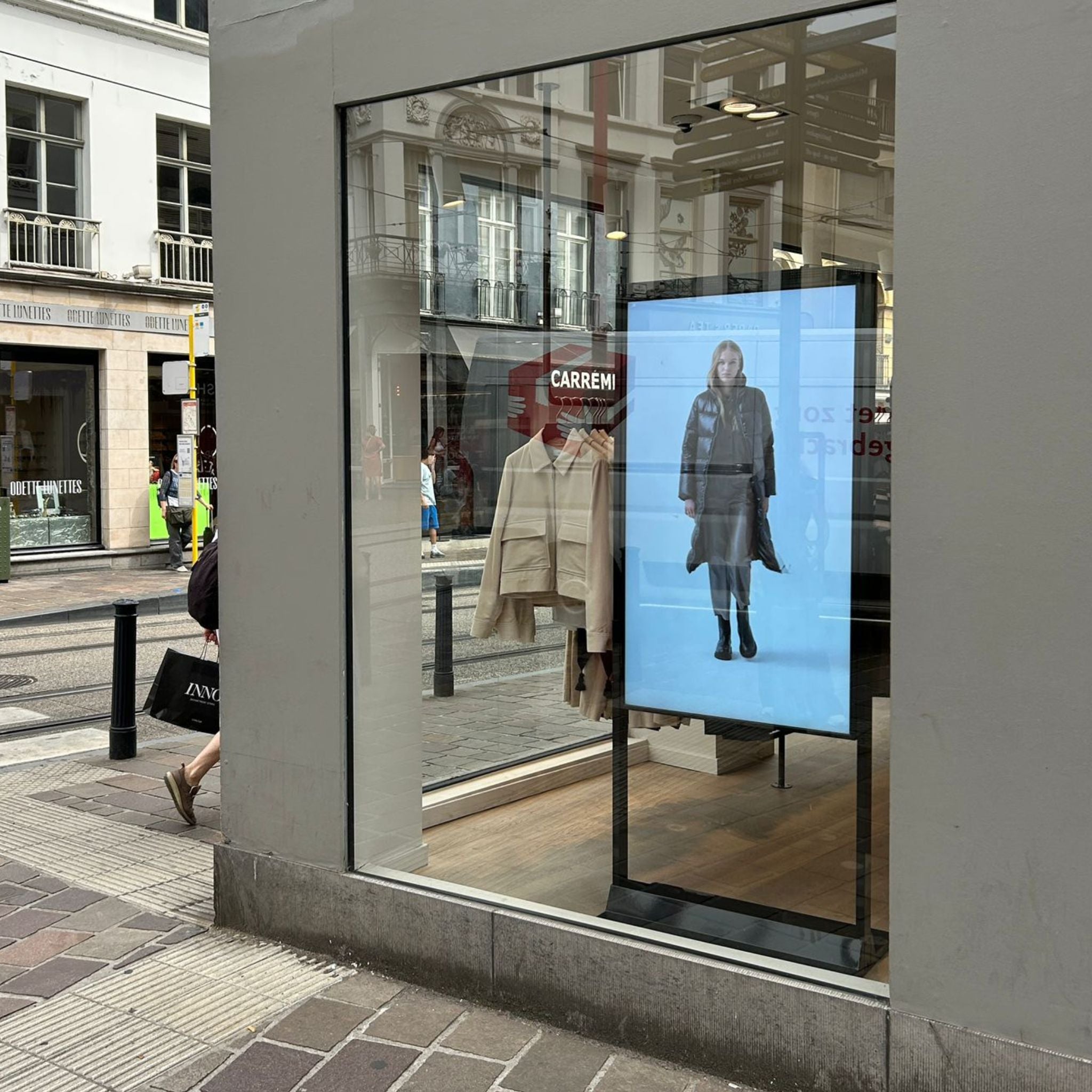 Bij Comma in Gent wordt een 55-inch high brightness etalagescherm van PXL11 ingezet om de winkel zichtbaar te maken, zelfs bij fel zonlicht. Dit scherm heeft een helderheid van 3000 nits, wat zorgt voor uitstekende zichtbaarheid in etalages