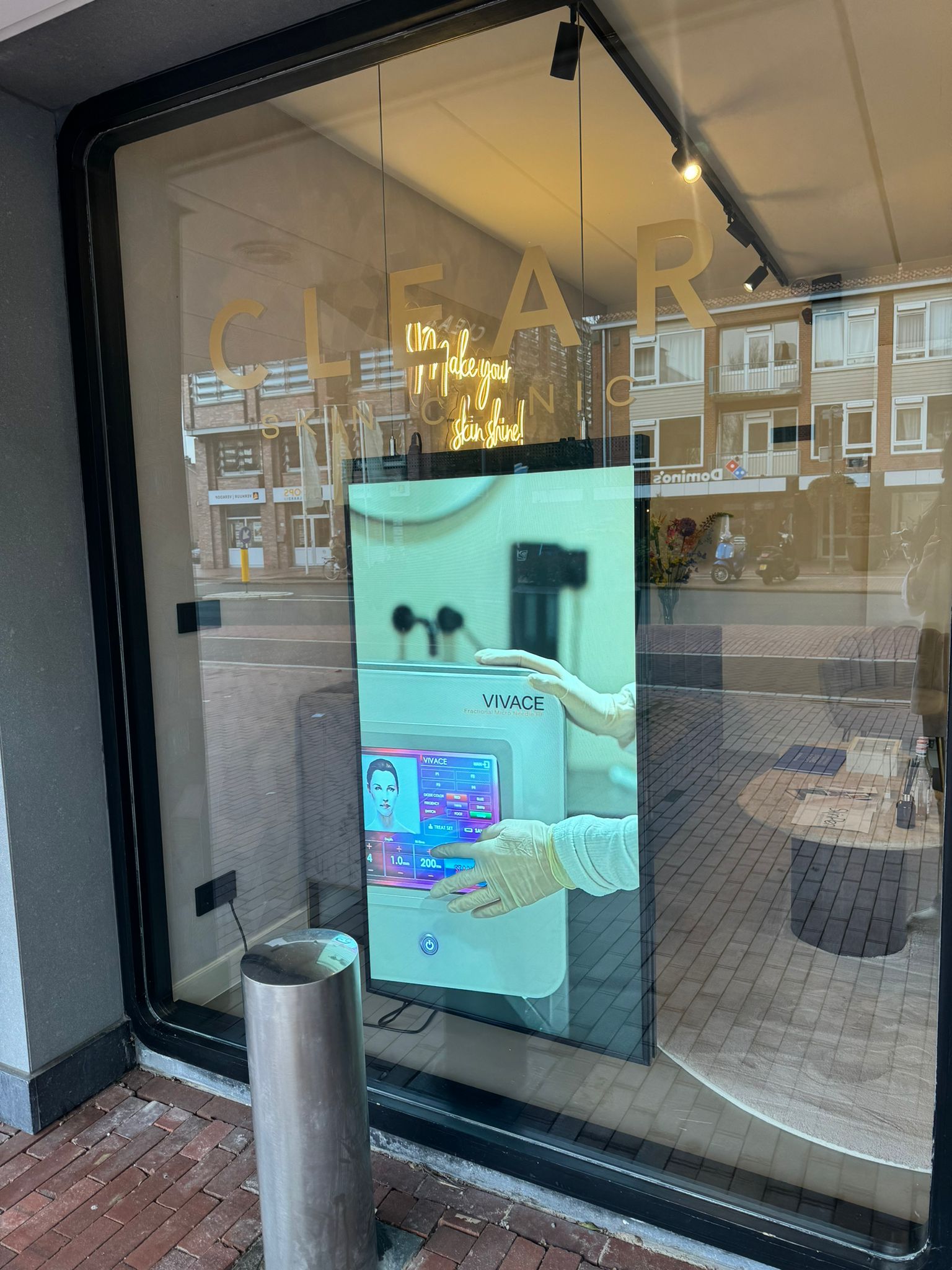 PXL11 55 inch Narrowcasting scherm bij Clear Skin Amsterveen