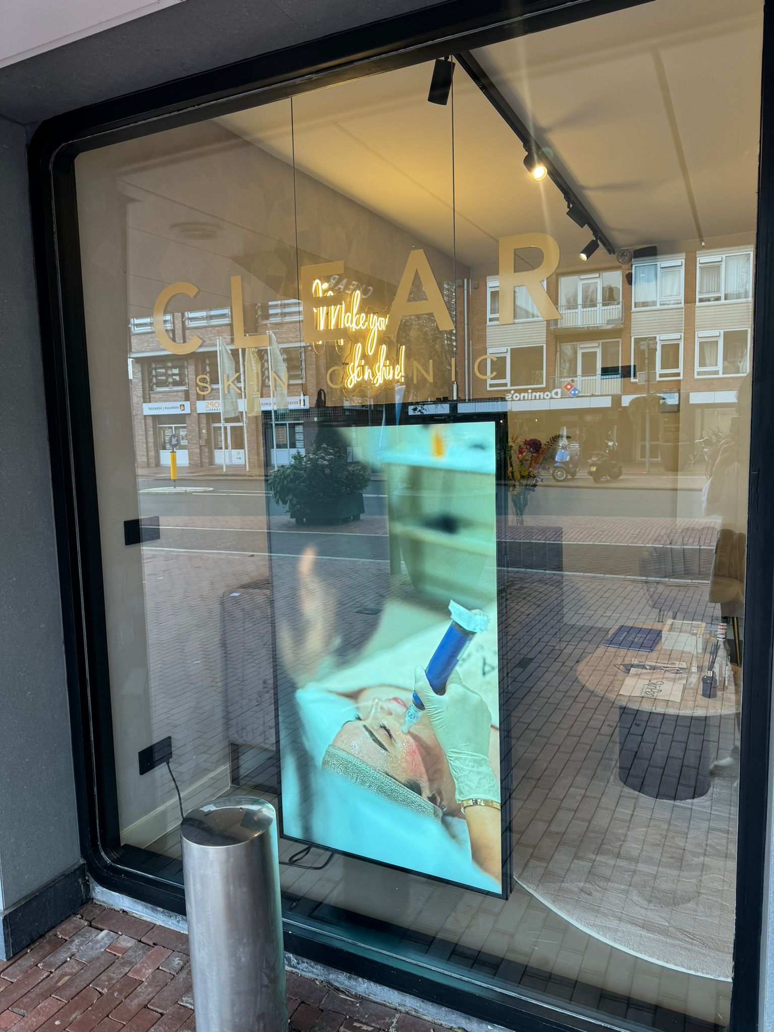 55 inch hangend scherm bij de Clear Clinik in Amsterveen